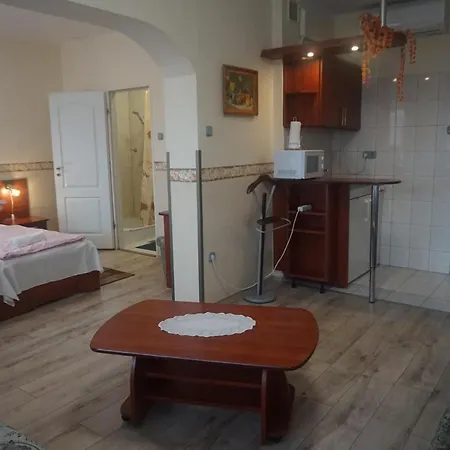 üzletház Panzió 2* Ajka